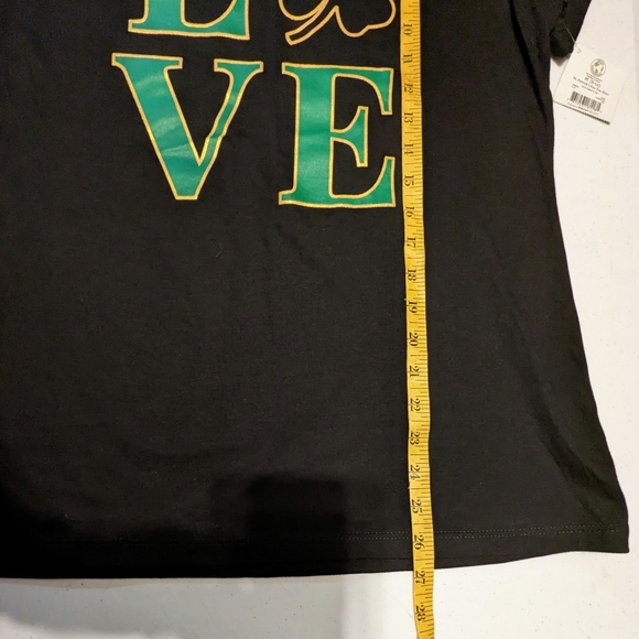 St Patrick's Day T-shirt "Love" Graphic green and gold on black. Medium - Picture 7 of 10